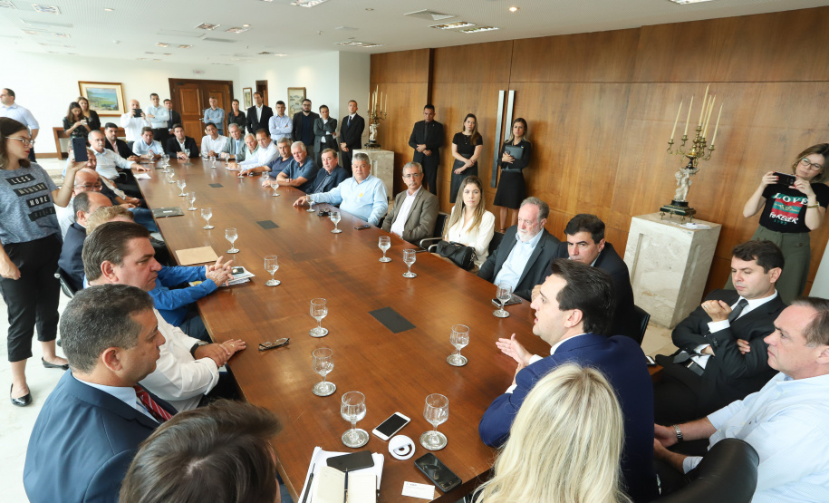 O governador Carlos Massa Ratinho Junior se reuniu nesta segunda-feira (11), no Palácio Iguaçu, com prefeitos da Associação dos Municípios do Médio Paranapanema (Amepar), que congrega 22 cidades e uma população de cerca de 1 milhão de habitantes. - Curitiba, 11/02/2019 - Foto: Rodrigo Félix Leal/ANPr
