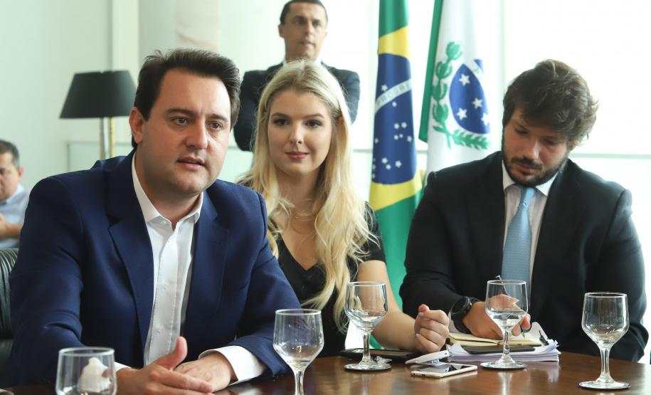 O governador Carlos Massa Ratinho Junior se reuniu nesta segunda-feira (11), no Palácio Iguaçu, com prefeitos da Associação dos Municípios do Médio Paranapanema (Amepar), que congrega 22 cidades e uma população de cerca de 1 milhão de habitantes. - Curitiba, 11/02/2019 - Foto: Rodrigo Félix Leal/ANPr
