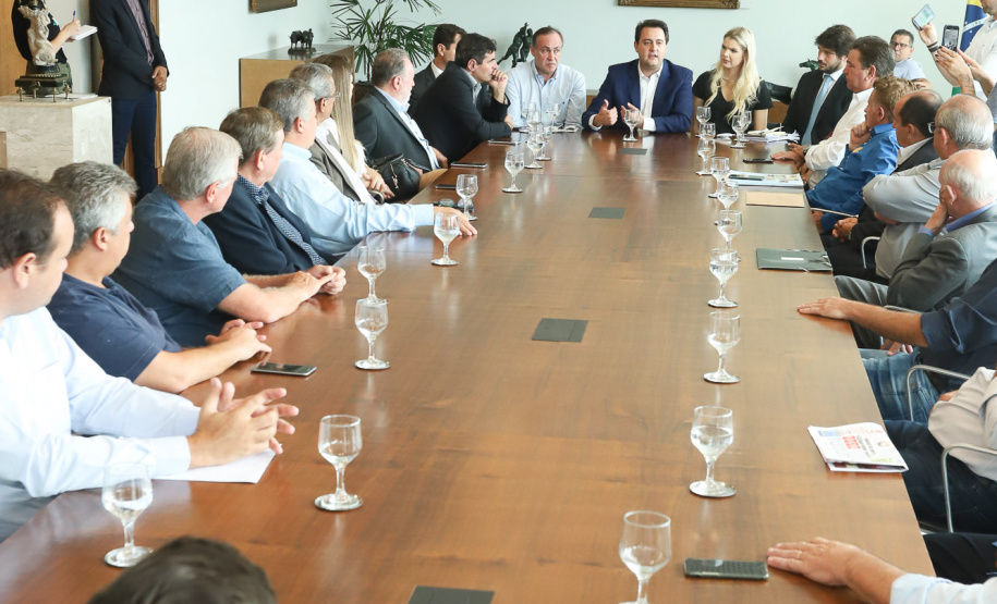 O governador Carlos Massa Ratinho Junior se reuniu nesta segunda-feira (11), no Palácio Iguaçu, com prefeitos da Associação dos Municípios do Médio Paranapanema (Amepar), que congrega 22 cidades e uma população de cerca de 1 milhão de habitantes. - Curitiba, 11/02/2019 - Foto: Rodrigo Félix Leal/ANPr