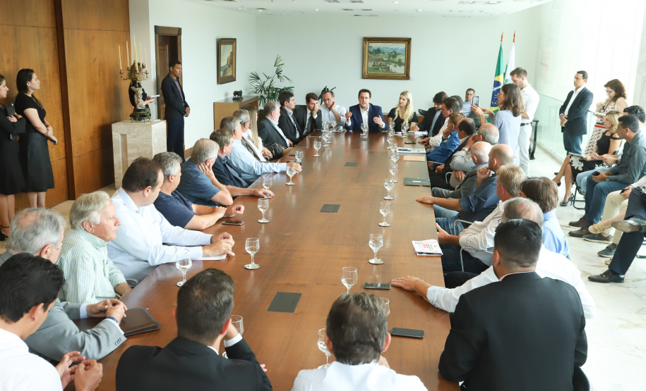 O governador Carlos Massa Ratinho Junior se reuniu nesta segunda-feira (11), no Palácio Iguaçu, com prefeitos da Associação dos Municípios do Médio Paranapanema (Amepar), que congrega 22 cidades e uma população de cerca de 1 milhão de habitantes. - Curitiba, 11/02/2019 - Foto: Rodrigo Félix Leal/ANPr