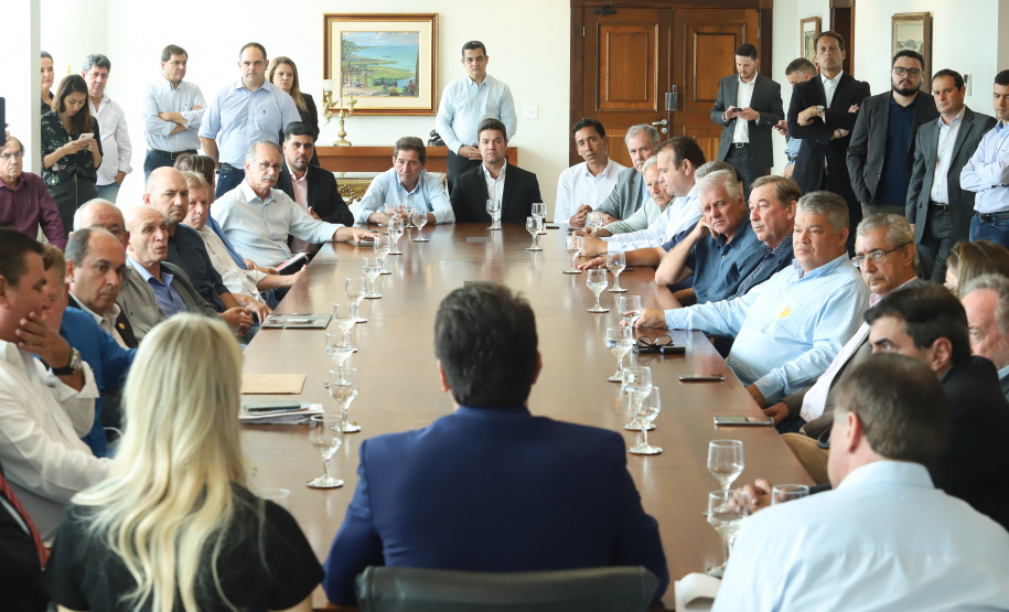 O governador Carlos Massa Ratinho Junior se reuniu nesta segunda-feira (11), no Palácio Iguaçu, com prefeitos da Associação dos Municípios do Médio Paranapanema (Amepar), que congrega 22 cidades e uma população de cerca de 1 milhão de habitantes. - Curitiba, 11/02/2019 - Foto: Rodrigo Félix Leal/ANPr