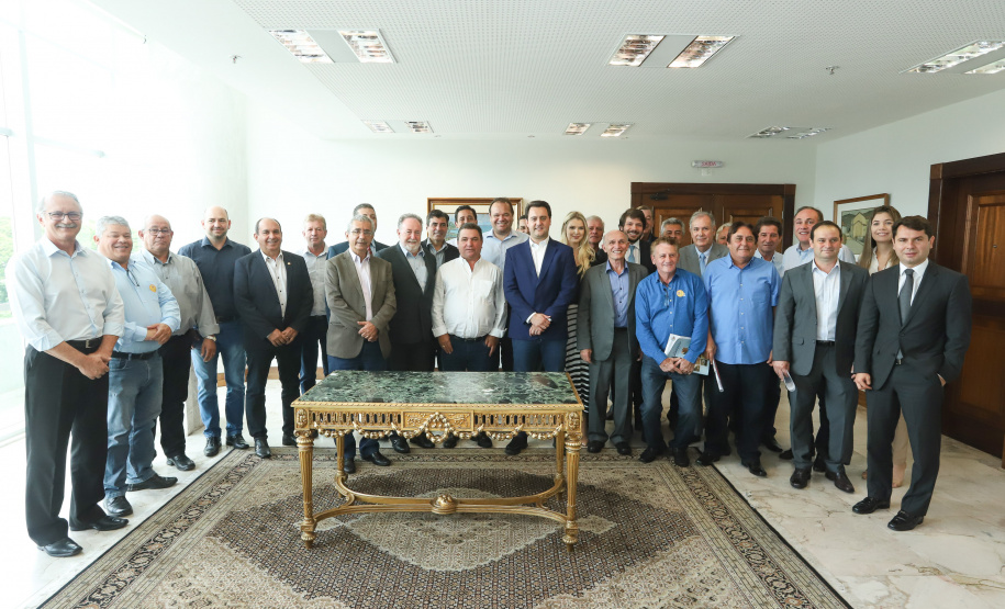 O governador Carlos Massa Ratinho Junior se reuniu nesta segunda-feira (11), no Palácio Iguaçu, com prefeitos da Associação dos Municípios do Médio Paranapanema (Amepar), que congrega 22 cidades e uma população de cerca de 1 milhão de habitantes. - Curitiba, 11/02/2019 - Foto: Rodrigo Félix Leal/ANPr