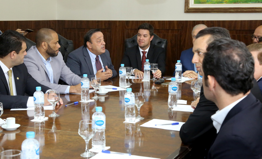 O chefe de Casa Civil, Guto Silva, e o secretário de Planejamento, Valdemar Bernardo Jorge, apresentaram nesta segunda-feira (11) aos líderes da Assembleia Legislativa do Paraná (Alep) o projeto de lei da reforma administrativa que extingue 13 secretarias e gera economia de R$ 10 milhões por ano aos cofres públicos.  -   Curitiba,11/02/2019 Foto:Jaelson Lucas / ANPr