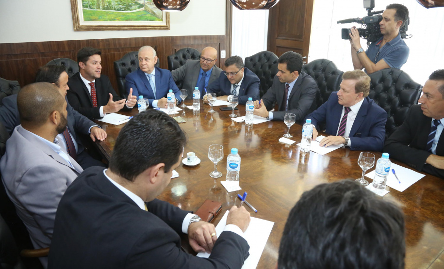 O chefe de Casa Civil, Guto Silva, e o secretário de Planejamento, Valdemar Bernardo Jorge, apresentaram nesta segunda-feira (11) aos líderes da Assembleia Legislativa do Paraná (Alep) o projeto de lei da reforma administrativa que extingue 13 secretarias e gera economia de R$ 10 milhões por ano aos cofres públicos.  -   Curitiba,11/02/2019 Foto:Jaelson Lucas / ANPr