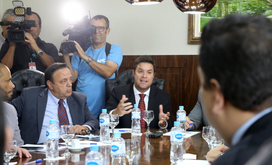 O chefe de Casa Civil, Guto Silva, e o secretário de Planejamento, Valdemar Bernardo Jorge, apresentaram nesta segunda-feira (11) aos líderes da Assembleia Legislativa do Paraná (Alep) o projeto de lei da reforma administrativa que extingue 13 secretarias e gera economia de R$ 10 milhões por ano aos cofres públicos.  -   Curitiba,11/02/2019 Foto:Jaelson Lucas / ANPr