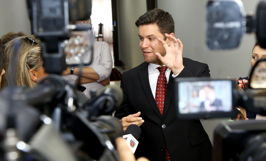 O chefe de Casa Civil, Guto Silva, e o secretário de Planejamento, Valdemar Bernardo Jorge, apresentaram nesta segunda-feira (11) aos líderes da Assembleia Legislativa do Paraná (Alep) o projeto de lei da reforma administrativa que extingue 13 secretarias e gera economia de R$ 10 milhões por ano aos cofres públicos.  -   Curitiba,11/02/2019 Foto:Jaelson Lucas / ANPr