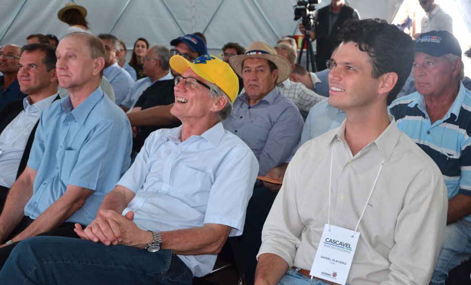 O Governo do Paraná quer estabelecer parcerias entre a Copel e grandes empresas para gerar energia a partir de biomassa. O assunto foi debatido durante o Show Rural, em Cascavel, em reunião com o diretor-presidente da Copel, Daniel Pimentel Slaviero; o secretário de Estado da Agricultura e Abastecimento, Norberto Ortigara; empresários, prefeitos e o diretor executivo do programa Oeste Desenvolvimento, Danilo Vendrúsculo.  -  Cascavel, 08/02/2019  -  Foto: Divulgação SEAB