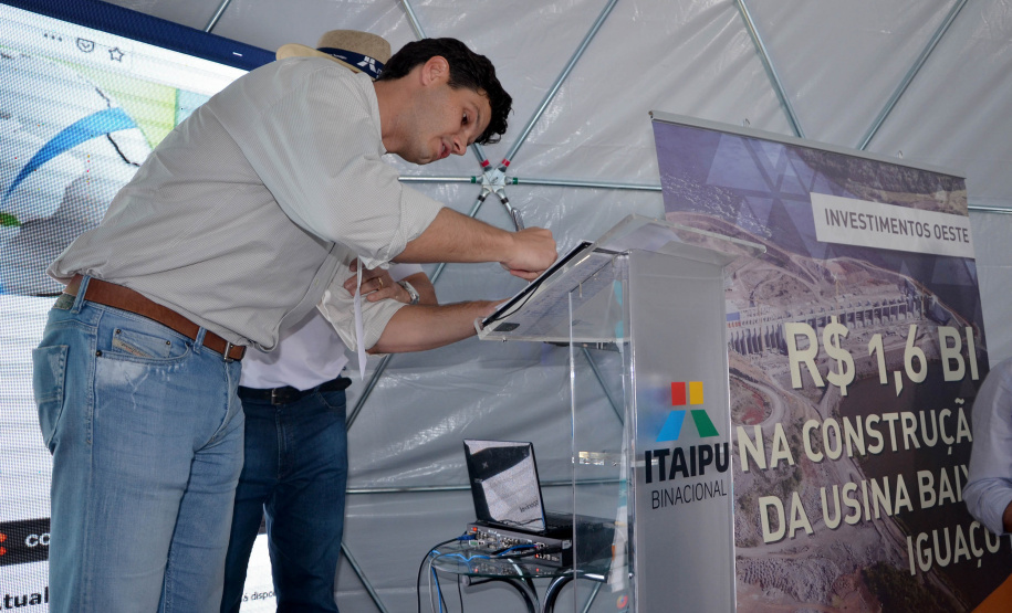 O Governo do Paraná quer estabelecer parcerias entre a Copel e grandes empresas para gerar energia a partir de biomassa. O assunto foi debatido durante o Show Rural, em Cascavel, em reunião com o diretor-presidente da Copel, Daniel Pimentel Slaviero; o secretário de Estado da Agricultura e Abastecimento, Norberto Ortigara; empresários, prefeitos e o diretor executivo do programa Oeste Desenvolvimento, Danilo Vendrúsculo.  -  Cascavel, 08/02/2019  -  Foto: Divulgação SEAB