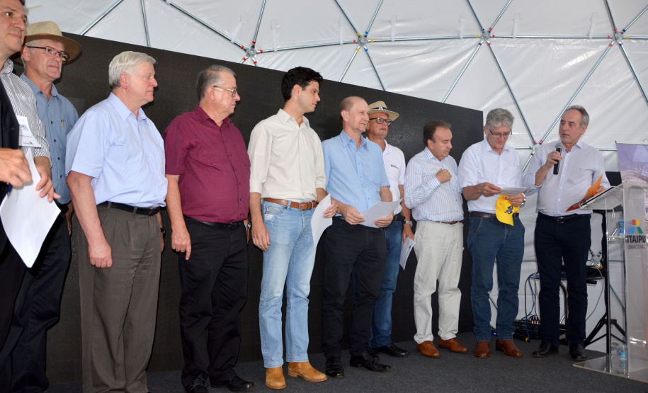 O Governo do Paraná quer estabelecer parcerias entre a Copel e grandes empresas para gerar energia a partir de biomassa. O assunto foi debatido durante o Show Rural, em Cascavel, em reunião com o diretor-presidente da Copel, Daniel Pimentel Slaviero; o secretário de Estado da Agricultura e Abastecimento, Norberto Ortigara; empresários, prefeitos e o diretor executivo do programa Oeste Desenvolvimento, Danilo Vendrúsculo.  -  Cascavel, 08/02/2019  -  Foto: Divulgação SEAB