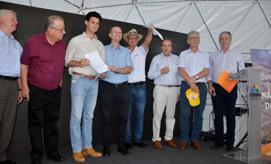 O Governo do Paraná quer estabelecer parcerias entre a Copel e grandes empresas para gerar energia a partir de biomassa. O assunto foi debatido durante o Show Rural, em Cascavel, em reunião com o diretor-presidente da Copel, Daniel Pimentel Slaviero; o secretário de Estado da Agricultura e Abastecimento, Norberto Ortigara; empresários, prefeitos e o diretor executivo do programa Oeste Desenvolvimento, Danilo Vendrúsculo.  -  Cascavel, 08/02/2019  -  Foto: Divulgação SEAB
