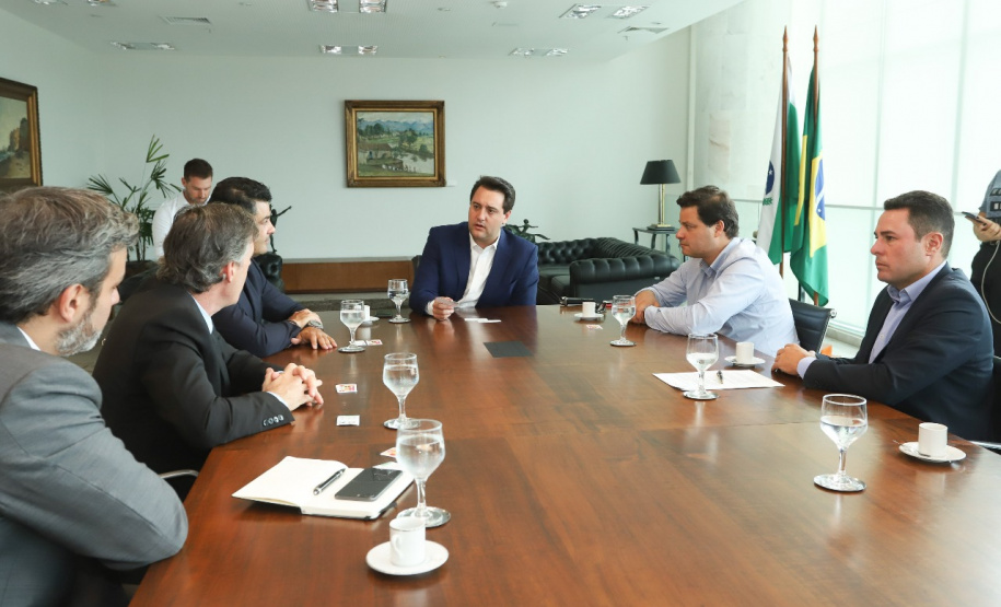 O governador Carlos Massa Ratinho Junior se reuniu com diretores da multinacional Mars Petcare nesta segunda-feira (11) para discutir detalhes de um novo investimento da companhia em Ponta Grossa na região dos Campos Gerais. A empresa, líder mundial na produção de alimentos para cães e gatos, investirá R$ 120 milhões na instalação da segunda unidade no município.Foto: Rodrigo Felix Lea/ANPr
