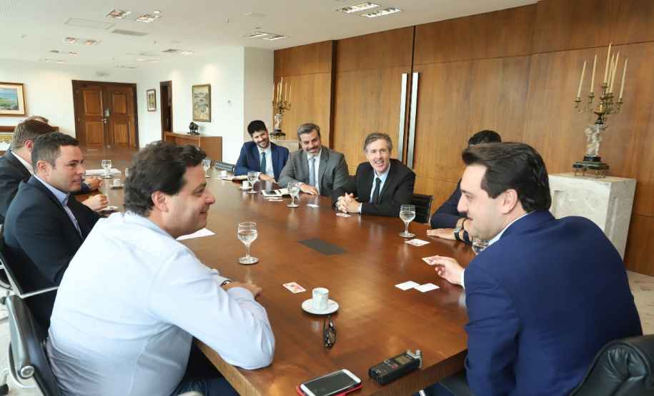 O governador Carlos Massa Ratinho Junior se reuniu com diretores da multinacional Mars Petcare nesta segunda-feira (11) para discutir detalhes de um novo investimento da companhia em Ponta Grossa na região dos Campos Gerais. A empresa, líder mundial na produção de alimentos para cães e gatos, investirá R$ 120 milhões na instalação da segunda unidade no município.Foto: Rodrigo Felix Lea/ANPr