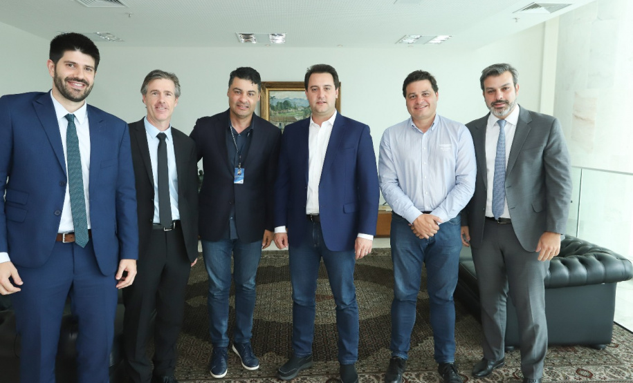 O governador Carlos Massa Ratinho Junior se reuniu com diretores da multinacional Mars Petcare nesta segunda-feira (11) para discutir detalhes de um novo investimento da companhia em Ponta Grossa na região dos Campos Gerais. A empresa, líder mundial na produção de alimentos para cães e gatos, investirá R$ 120 milhões na instalação da segunda unidade no município.Foto: Rodrigo Felix Lea/ANPr
