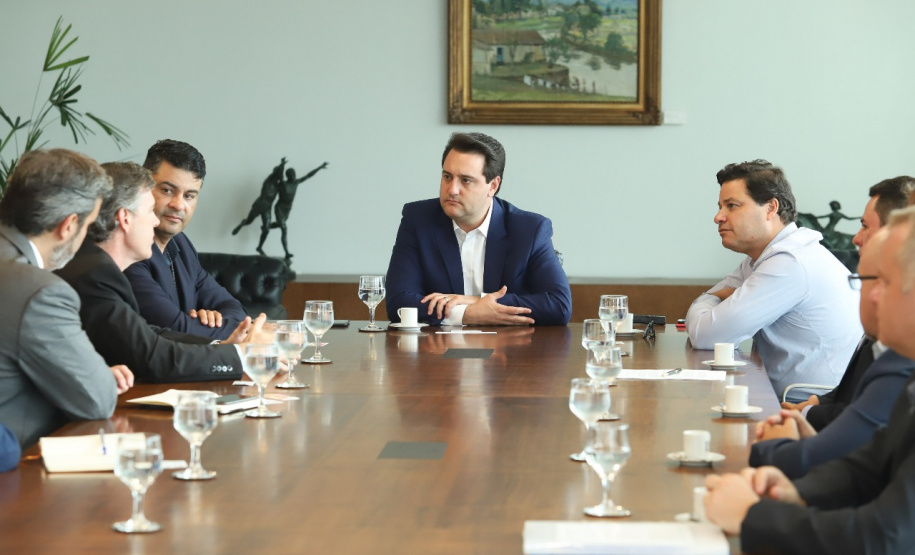 O governador Carlos Massa Ratinho Junior se reuniu com diretores da multinacional Mars Petcare nesta segunda-feira (11) para discutir detalhes de um novo investimento da companhia em Ponta Grossa na região dos Campos Gerais. A empresa, líder mundial na produção de alimentos para cães e gatos, investirá R$ 120 milhões na instalação da segunda unidade no município.Foto: Rodrigo Felix Lea/ANPr