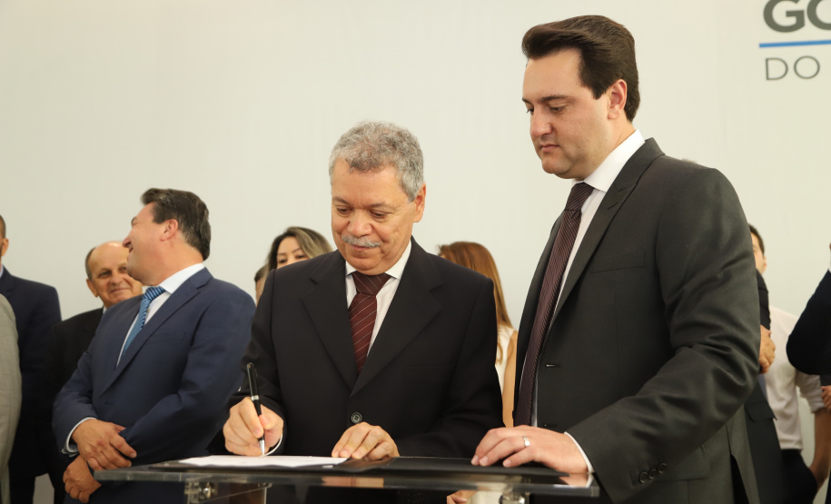 O governador Carlos Massa Ratinho Junior deu posse, em cerimônia no Palácio Iguaçu, ao secretário de Estado do Desenvolvimento Sustentável e Turismo, Marcio Nunes, e aos presidentes das autarquias vinculadas à pasta. Foram empossados os presidentes do Instituto Água e Terra, Everton Souza; do Simepar, Eduardo Alvin; da Paraná Desenvolvimento, Eduardo Bekin; e da Paraná Turismo, João Jacob Mehl. -   Curitiba, 12/02/2019  -  Foto: José Fernando Ogura/ANPr