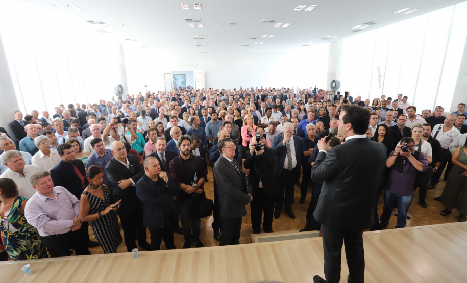 O governador Carlos Massa Ratinho Junior deu posse, em cerimônia no Palácio Iguaçu, ao secretário de Estado do Desenvolvimento Sustentável e Turismo, Marcio Nunes, e aos presidentes das autarquias vinculadas à pasta. Foram empossados os presidentes do Instituto Água e Terra, Everton Souza; do Simepar, Eduardo Alvin; da Paraná Desenvolvimento, Eduardo Bekin; e da Paraná Turismo, João Jacob Mehl. -   Curitiba, 12/02/2019  -  Foto: José Fernando Ogura/ANPr