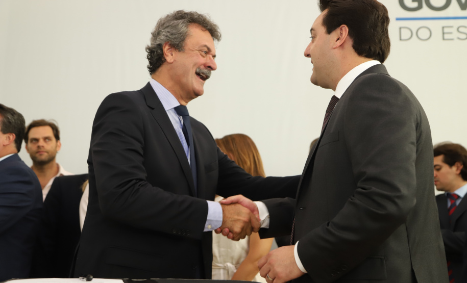 O governador Carlos Massa Ratinho Junior deu posse, em cerimônia no Palácio Iguaçu, ao secretário de Estado do Desenvolvimento Sustentável e Turismo, Marcio Nunes, e aos presidentes das autarquias vinculadas à pasta. Foram empossados os presidentes do Instituto Água e Terra, Everton Souza; do Simepar, Eduardo Alvin; da Paraná Desenvolvimento, Eduardo Bekin; e da Paraná Turismo, João Jacob Mehl. -   Curitiba, 12/02/2019  -  Foto: José Fernando Ogura/ANPr