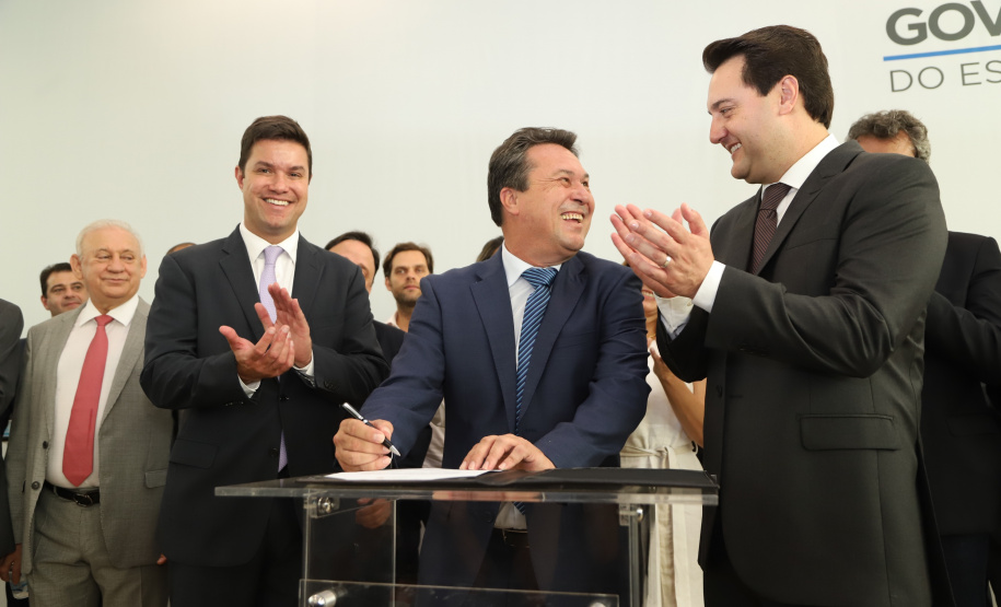 O governador Carlos Massa Ratinho Junior deu posse, em cerimônia no Palácio Iguaçu, ao secretário de Estado do Desenvolvimento Sustentável e Turismo, Marcio Nunes, e aos presidentes das autarquias vinculadas à pasta. Foram empossados os presidentes do Instituto Água e Terra, Everton Souza; do Simepar, Eduardo Alvin; da Paraná Desenvolvimento, Eduardo Bekin; e da Paraná Turismo, João Jacob Mehl. -   Curitiba, 12/02/2019  -  Foto: José Fernando Ogura/ANPr