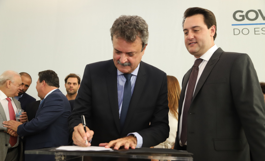 O governador Carlos Massa Ratinho Junior deu posse, em cerimônia no Palácio Iguaçu, ao secretário de Estado do Desenvolvimento Sustentável e Turismo, Marcio Nunes, e aos presidentes das autarquias vinculadas à pasta. Foram empossados os presidentes do Instituto Água e Terra, Everton Souza; do Simepar, Eduardo Alvin; da Paraná Desenvolvimento, Eduardo Bekin; e da Paraná Turismo, João Jacob Mehl. -   Curitiba, 12/02/2019  -  Foto: José Fernando Ogura/ANPr