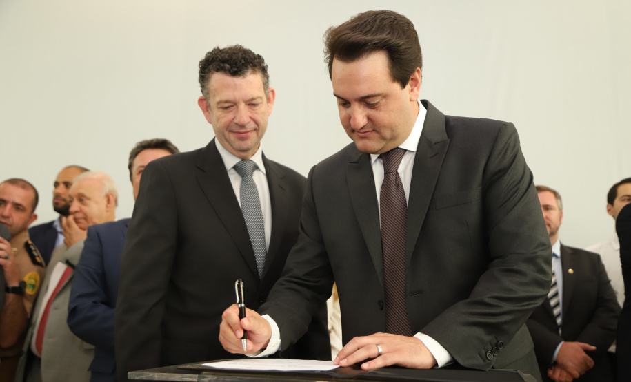 O governador Carlos Massa Ratinho Junior deu posse, em cerimônia no Palácio Iguaçu, ao secretário de Estado do Desenvolvimento Sustentável e Turismo, Marcio Nunes, e aos presidentes das autarquias vinculadas à pasta. Foram empossados os presidentes do Instituto Água e Terra, Everton Souza; do Simepar, Eduardo Alvin; da Paraná Desenvolvimento, Eduardo Bekin; e da Paraná Turismo, João Jacob Mehl. -   Curitiba, 12/02/2019  -  Foto: José Fernando Ogura/ANPr