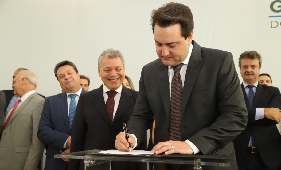 O governador Carlos Massa Ratinho Junior deu posse, em cerimônia no Palácio Iguaçu, ao secretário de Estado do Desenvolvimento Sustentável e Turismo, Marcio Nunes, e aos presidentes das autarquias vinculadas à pasta. Foram empossados os presidentes do Instituto Água e Terra, Everton Souza; do Simepar, Eduardo Alvin; da Paraná Desenvolvimento, Eduardo Bekin; e da Paraná Turismo, João Jacob Mehl. -   Curitiba, 12/02/2019  -  Foto: José Fernando Ogura/ANPr