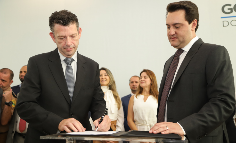 O governador Carlos Massa Ratinho Junior deu posse, em cerimônia no Palácio Iguaçu, ao secretário de Estado do Desenvolvimento Sustentável e Turismo, Marcio Nunes, e aos presidentes das autarquias vinculadas à pasta. Foram empossados os presidentes do Instituto Água e Terra, Everton Souza; do Simepar, Eduardo Alvin; da Paraná Desenvolvimento, Eduardo Bekin; e da Paraná Turismo, João Jacob Mehl. -   Curitiba, 12/02/2019  -  Foto: José Fernando Ogura/ANPr