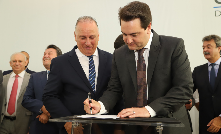 O governador Carlos Massa Ratinho Junior deu posse, em cerimônia no Palácio Iguaçu, ao secretário de Estado do Desenvolvimento Sustentável e Turismo, Marcio Nunes, e aos presidentes das autarquias vinculadas à pasta. Foram empossados os presidentes do Instituto Água e Terra, Everton Souza; do Simepar, Eduardo Alvin; da Paraná Desenvolvimento, Eduardo Bekin; e da Paraná Turismo, João Jacob Mehl. -   Curitiba, 12/02/2019  -  Foto: José Fernando Ogura/ANPr