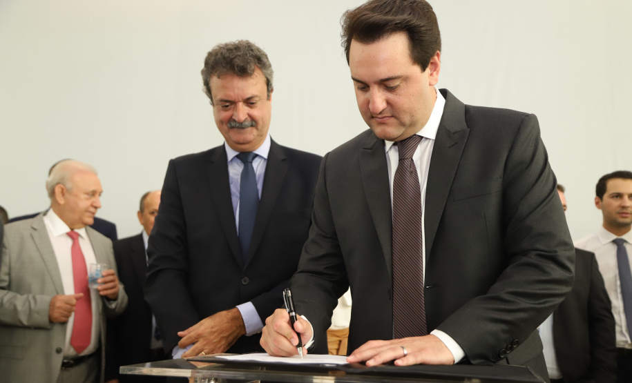 O governador Carlos Massa Ratinho Junior deu posse, em cerimônia no Palácio Iguaçu, ao secretário de Estado do Desenvolvimento Sustentável e Turismo, Marcio Nunes, e aos presidentes das autarquias vinculadas à pasta. Foram empossados os presidentes do Instituto Água e Terra, Everton Souza; do Simepar, Eduardo Alvin; da Paraná Desenvolvimento, Eduardo Bekin; e da Paraná Turismo, João Jacob Mehl. -   Curitiba, 12/02/2019  -  Foto: José Fernando Ogura/ANPr