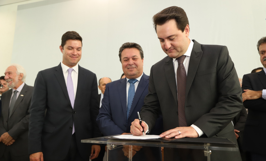 O governador Carlos Massa Ratinho Junior deu posse, em cerimônia no Palácio Iguaçu, ao secretário de Estado do Desenvolvimento Sustentável e Turismo, Marcio Nunes, e aos presidentes das autarquias vinculadas à pasta. Foram empossados os presidentes do Instituto Água e Terra, Everton Souza; do Simepar, Eduardo Alvin; da Paraná Desenvolvimento, Eduardo Bekin; e da Paraná Turismo, João Jacob Mehl. -   Curitiba, 12/02/2019  -  Foto: José Fernando Ogura/ANPr