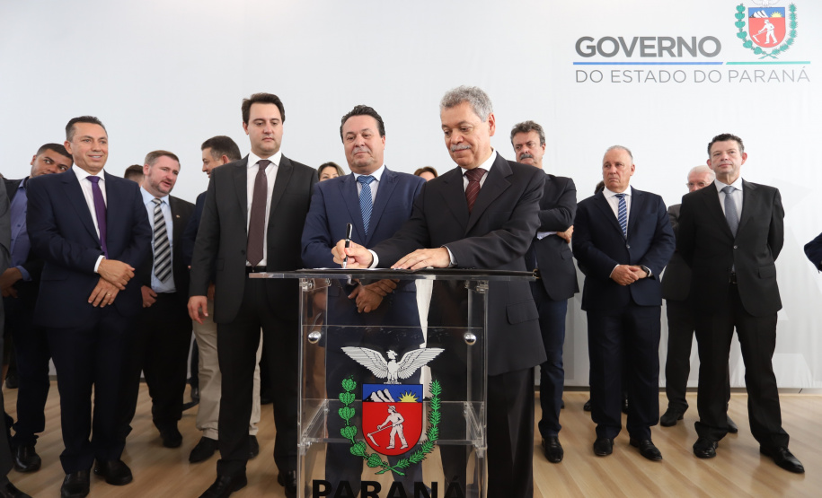 O governador Carlos Massa Ratinho Junior deu posse, em cerimônia no Palácio Iguaçu, ao secretário de Estado do Desenvolvimento Sustentável e Turismo, Marcio Nunes, e aos presidentes das autarquias vinculadas à pasta. Foram empossados os presidentes do Instituto Água e Terra, Everton Souza; do Simepar, Eduardo Alvin; da Paraná Desenvolvimento, Eduardo Bekin; e da Paraná Turismo, João Jacob Mehl. -   Curitiba, 12/02/2019  -  Foto: José Fernando Ogura/ANPr