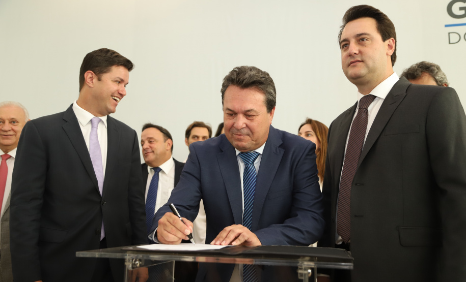 O governador Carlos Massa Ratinho Junior deu posse, em cerimônia no Palácio Iguaçu, ao secretário de Estado do Desenvolvimento Sustentável e Turismo, Marcio Nunes, e aos presidentes das autarquias vinculadas à pasta. Foram empossados os presidentes do Instituto Água e Terra, Everton Souza; do Simepar, Eduardo Alvin; da Paraná Desenvolvimento, Eduardo Bekin; e da Paraná Turismo, João Jacob Mehl. -   Curitiba, 12/02/2019  -  Foto: José Fernando Ogura/ANPr