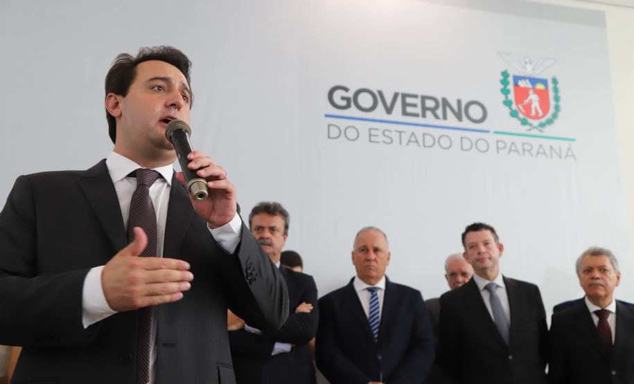 O governador Carlos Massa Ratinho Junior deu posse, em cerimônia no Palácio Iguaçu, ao secretário de Estado do Desenvolvimento Sustentável e Turismo, Marcio Nunes, e aos presidentes das autarquias vinculadas à pasta. Foram empossados os presidentes do Instituto Água e Terra, Everton Souza; do Simepar, Eduardo Alvin; da Paraná Desenvolvimento, Eduardo Bekin; e da Paraná Turismo, João Jacob Mehl. -   Curitiba, 12/02/2019  -  Foto: José Fernando Ogura/ANPr