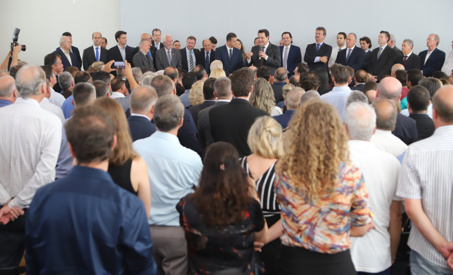 O governador Carlos Massa Ratinho Junior deu posse, em cerimônia no Palácio Iguaçu, ao secretário de Estado do Desenvolvimento Sustentável e Turismo, Marcio Nunes, e aos presidentes das autarquias vinculadas à pasta. Foram empossados os presidentes do Instituto Água e Terra, Everton Souza; do Simepar, Eduardo Alvin; da Paraná Desenvolvimento, Eduardo Bekin; e da Paraná Turismo, João Jacob Mehl. -   Curitiba, 12/02/2019  -  Foto: José Fernando Ogura/ANPr