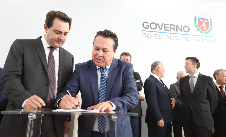 O governador Carlos Massa Ratinho Junior deu posse, em cerimônia no Palácio Iguaçu, ao secretário de Estado do Desenvolvimento Sustentável e Turismo, Marcio Nunes, e aos presidentes das autarquias vinculadas à pasta. Foram empossados os presidentes do Instituto Água e Terra, Everton Souza; do Simepar, Eduardo Alvin; da Paraná Desenvolvimento, Eduardo Bekin; e da Paraná Turismo, João Jacob Mehl. -   Curitiba, 12/02/2019  -  Foto: José Fernando Ogura/ANPr