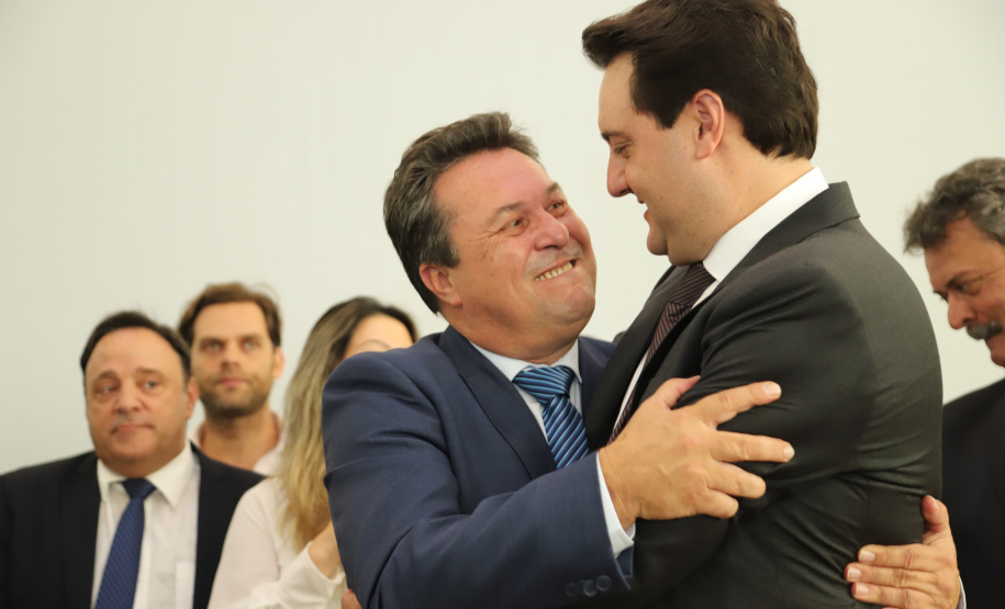 O governador Carlos Massa Ratinho Junior deu posse, em cerimônia no Palácio Iguaçu, ao secretário de Estado do Desenvolvimento Sustentável e Turismo, Marcio Nunes, e aos presidentes das autarquias vinculadas à pasta. Foram empossados os presidentes do Instituto Água e Terra, Everton Souza; do Simepar, Eduardo Alvin; da Paraná Desenvolvimento, Eduardo Bekin; e da Paraná Turismo, João Jacob Mehl. -   Curitiba, 12/02/2019  -  Foto: José Fernando Ogura/ANPr