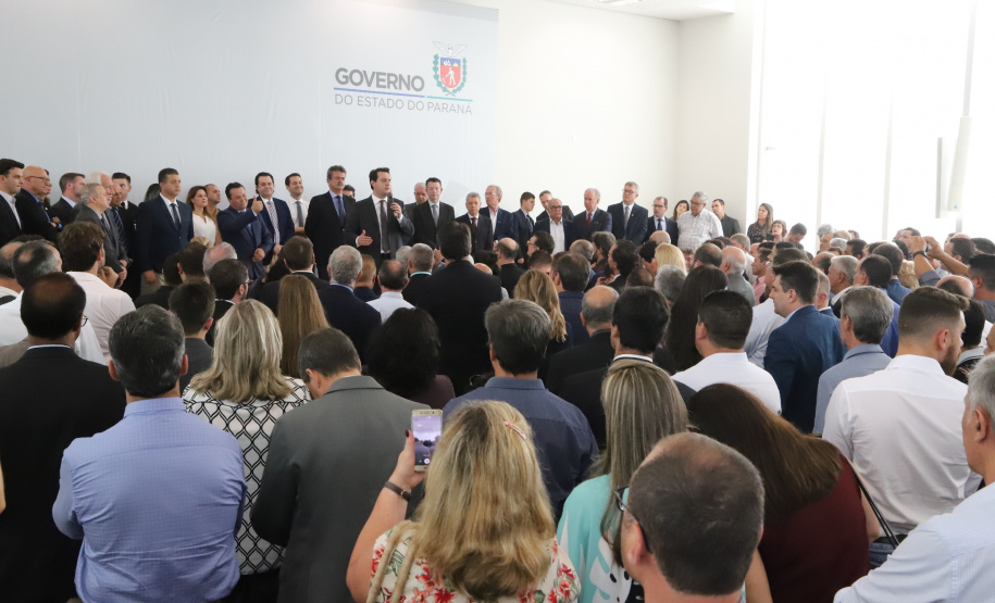 O governador Carlos Massa Ratinho Junior deu posse, em cerimônia no Palácio Iguaçu, ao secretário de Estado do Desenvolvimento Sustentável e Turismo, Marcio Nunes, e aos presidentes das autarquias vinculadas à pasta. Foram empossados os presidentes do Instituto Água e Terra, Everton Souza; do Simepar, Eduardo Alvin; da Paraná Desenvolvimento, Eduardo Bekin; e da Paraná Turismo, João Jacob Mehl. -   Curitiba, 12/02/2019  -  Foto: José Fernando Ogura/ANPr