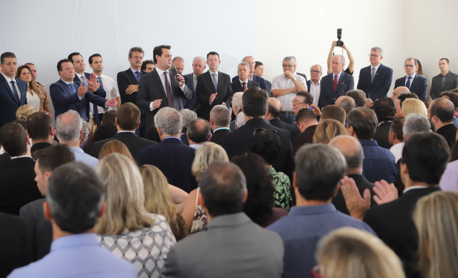 O governador Carlos Massa Ratinho Junior deu posse, em cerimônia no Palácio Iguaçu, ao secretário de Estado do Desenvolvimento Sustentável e Turismo, Marcio Nunes, e aos presidentes das autarquias vinculadas à pasta. Foram empossados os presidentes do Instituto Água e Terra, Everton Souza; do Simepar, Eduardo Alvin; da Paraná Desenvolvimento, Eduardo Bekin; e da Paraná Turismo, João Jacob Mehl. -   Curitiba, 12/02/2019  -  Foto: José Fernando Ogura/ANPr