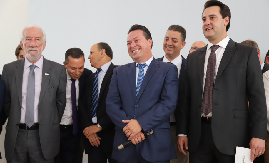 O governador Carlos Massa Ratinho Junior deu posse, em cerimônia no Palácio Iguaçu, ao secretário de Estado do Desenvolvimento Sustentável e Turismo, Marcio Nunes, e aos presidentes das autarquias vinculadas à pasta. Foram empossados os presidentes do Instituto Água e Terra, Everton Souza; do Simepar, Eduardo Alvin; da Paraná Desenvolvimento, Eduardo Bekin; e da Paraná Turismo, João Jacob Mehl. -   Curitiba, 12/02/2019  -  Foto: José Fernando Ogura/ANPr