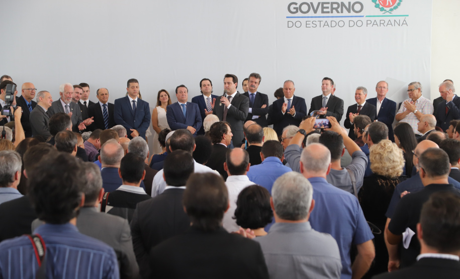 O governador Carlos Massa Ratinho Junior deu posse, em cerimônia no Palácio Iguaçu, ao secretário de Estado do Desenvolvimento Sustentável e Turismo, Marcio Nunes, e aos presidentes das autarquias vinculadas à pasta. Foram empossados os presidentes do Instituto Água e Terra, Everton Souza; do Simepar, Eduardo Alvin; da Paraná Desenvolvimento, Eduardo Bekin; e da Paraná Turismo, João Jacob Mehl. -   Curitiba, 12/02/2019  -  Foto: José Fernando Ogura/ANPr