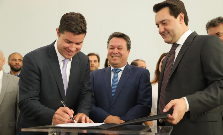 O governador Carlos Massa Ratinho Junior deu posse, em cerimônia no Palácio Iguaçu, ao secretário de Estado do Desenvolvimento Sustentável e Turismo, Marcio Nunes, e aos presidentes das autarquias vinculadas à pasta. Foram empossados os presidentes do Instituto Água e Terra, Everton Souza; do Simepar, Eduardo Alvin; da Paraná Desenvolvimento, Eduardo Bekin; e da Paraná Turismo, João Jacob Mehl. -   Curitiba, 12/02/2019  -  Foto: José Fernando Ogura/ANPr