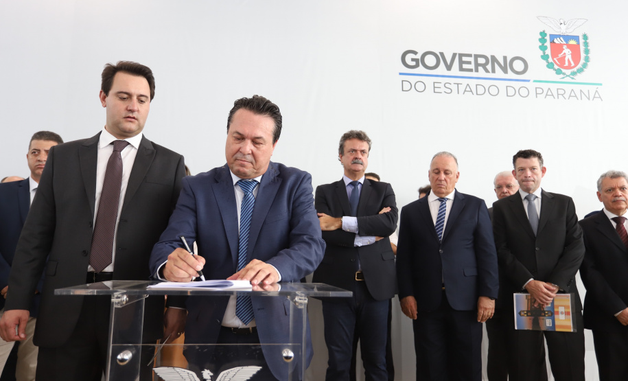 O governador Carlos Massa Ratinho Junior deu posse, em cerimônia no Palácio Iguaçu, ao secretário de Estado do Desenvolvimento Sustentável e Turismo, Marcio Nunes, e aos presidentes das autarquias vinculadas à pasta. Foram empossados os presidentes do Instituto Água e Terra, Everton Souza; do Simepar, Eduardo Alvin; da Paraná Desenvolvimento, Eduardo Bekin; e da Paraná Turismo, João Jacob Mehl. -   Curitiba, 12/02/2019  -  Foto: José Fernando Ogura/ANPr