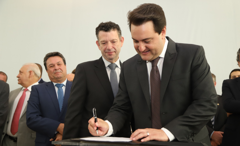 O governador Carlos Massa Ratinho Junior deu posse, em cerimônia no Palácio Iguaçu, ao secretário de Estado do Desenvolvimento Sustentável e Turismo, Marcio Nunes, e aos presidentes das autarquias vinculadas à pasta. Foram empossados os presidentes do Instituto Água e Terra, Everton Souza; do Simepar, Eduardo Alvin; da Paraná Desenvolvimento, Eduardo Bekin; e da Paraná Turismo, João Jacob Mehl. -   Curitiba, 12/02/2019  -  Foto: José Fernando Ogura/ANPr