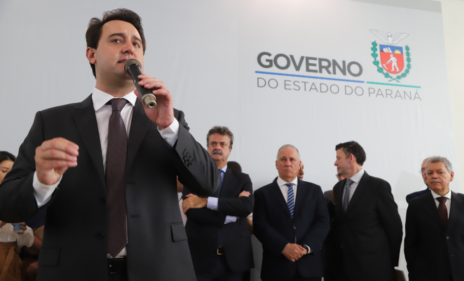O governador Carlos Massa Ratinho Junior deu posse, em cerimônia no Palácio Iguaçu, ao secretário de Estado do Desenvolvimento Sustentável e Turismo, Marcio Nunes, e aos presidentes das autarquias vinculadas à pasta. Foram empossados os presidentes do Instituto Água e Terra, Everton Souza; do Simepar, Eduardo Alvin; da Paraná Desenvolvimento, Eduardo Bekin; e da Paraná Turismo, João Jacob Mehl. -   Curitiba, 12/02/2019  -  Foto: José Fernando Ogura/ANPr
