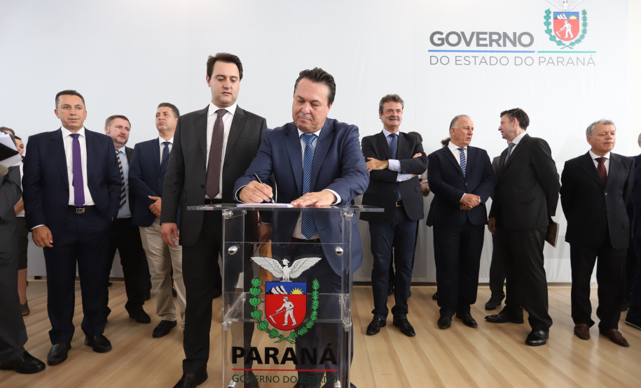 O governador Carlos Massa Ratinho Junior deu posse, em cerimônia no Palácio Iguaçu, ao secretário de Estado do Desenvolvimento Sustentável e Turismo, Marcio Nunes, e aos presidentes das autarquias vinculadas à pasta. Foram empossados os presidentes do Instituto Água e Terra, Everton Souza; do Simepar, Eduardo Alvin; da Paraná Desenvolvimento, Eduardo Bekin; e da Paraná Turismo, João Jacob Mehl. -   Curitiba, 12/02/2019  -  Foto: José Fernando Ogura/ANPr
