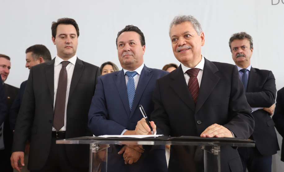 O governador Carlos Massa Ratinho Junior deu posse, em cerimônia no Palácio Iguaçu, ao secretário de Estado do Desenvolvimento Sustentável e Turismo, Marcio Nunes, e aos presidentes das autarquias vinculadas à pasta. Foram empossados os presidentes do Instituto Água e Terra, Everton Souza; do Simepar, Eduardo Alvin; da Paraná Desenvolvimento, Eduardo Bekin; e da Paraná Turismo, João Jacob Mehl. -   Curitiba, 12/02/2019  -  Foto: José Fernando Ogura/ANPr