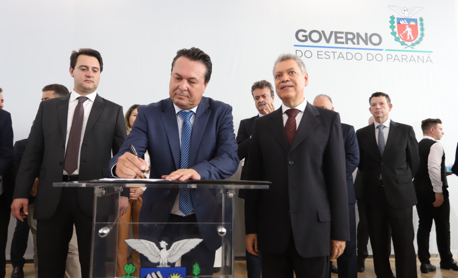 O governador Carlos Massa Ratinho Junior deu posse, em cerimônia no Palácio Iguaçu, ao secretário de Estado do Desenvolvimento Sustentável e Turismo, Marcio Nunes, e aos presidentes das autarquias vinculadas à pasta. Foram empossados os presidentes do Instituto Água e Terra, Everton Souza; do Simepar, Eduardo Alvin; da Paraná Desenvolvimento, Eduardo Bekin; e da Paraná Turismo, João Jacob Mehl. -   Curitiba, 12/02/2019  -  Foto: José Fernando Ogura/ANPr