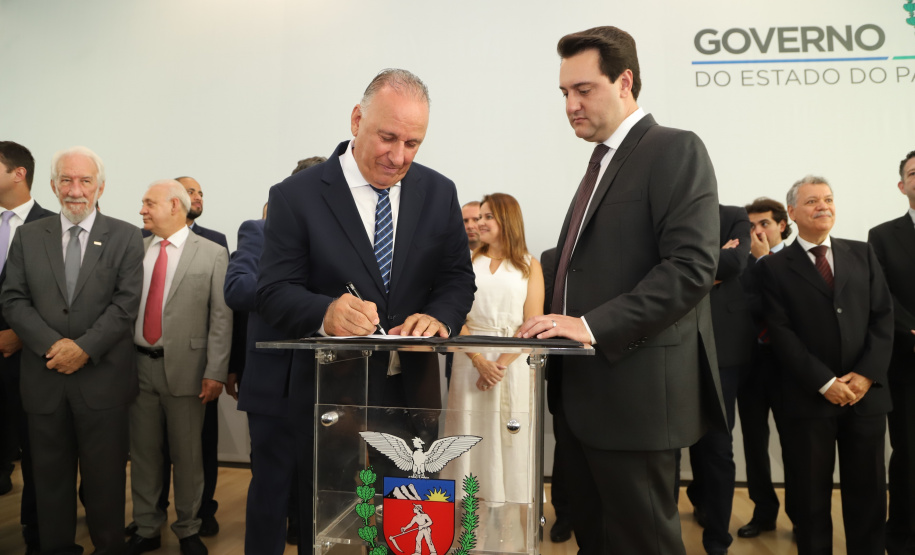 O governador Carlos Massa Ratinho Junior deu posse, em cerimônia no Palácio Iguaçu, ao secretário de Estado do Desenvolvimento Sustentável e Turismo, Marcio Nunes, e aos presidentes das autarquias vinculadas à pasta. Foram empossados os presidentes do Instituto Água e Terra, Everton Souza; do Simepar, Eduardo Alvin; da Paraná Desenvolvimento, Eduardo Bekin; e da Paraná Turismo, João Jacob Mehl. -   Curitiba, 12/02/2019  -  Foto: José Fernando Ogura/ANPr