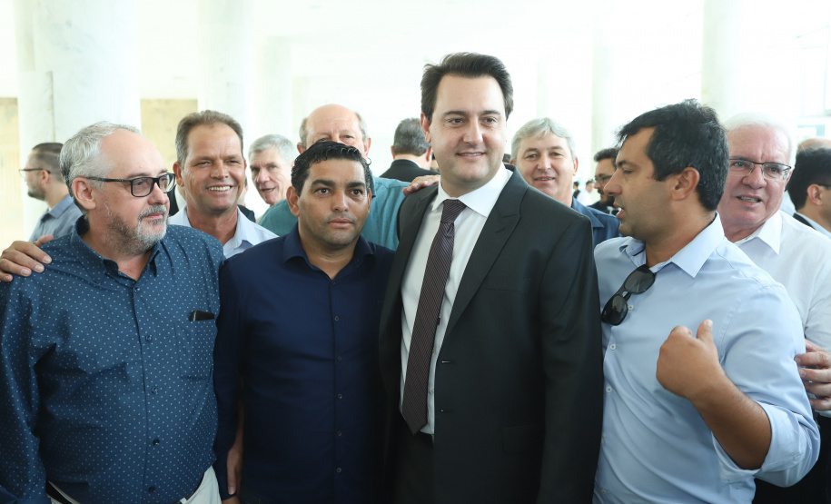 O governador Carlos Massa Ratinho Junior  deu posse, em cerimônia no Palácio Iguaçu, ao secretário de Estado do Desenvolvimento Sustentável e Turismo, Marcio Nunes, e aos presidentes das autarquias vinculadas à pasta. Foram empossados os presidentes do Instituto Água e Terra, Everton Souza; do Simepar, Eduardo Alvin; da Paraná Desenvolvimento, Eduardo Bekin; e da Paraná Turismo, João Jacob Mehl.  -  Curitiba, 12/02/2019  -  Foto: Rodrigo Félix Leal/ANPr
