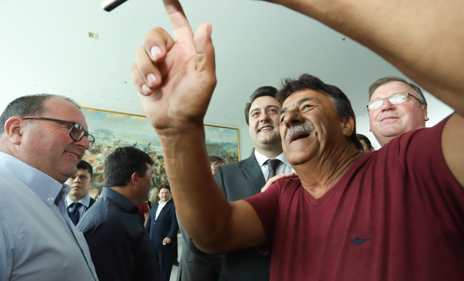 O governador Carlos Massa Ratinho Junior  deu posse, em cerimônia no Palácio Iguaçu, ao secretário de Estado do Desenvolvimento Sustentável e Turismo, Marcio Nunes, e aos presidentes das autarquias vinculadas à pasta. Foram empossados os presidentes do Instituto Água e Terra, Everton Souza; do Simepar, Eduardo Alvin; da Paraná Desenvolvimento, Eduardo Bekin; e da Paraná Turismo, João Jacob Mehl.  -  Curitiba, 12/02/2019  -  Foto: Rodrigo Félix Leal/ANPr