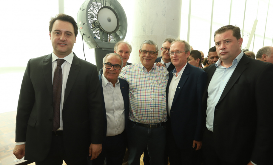 O governador Carlos Massa Ratinho Junior  deu posse, em cerimônia no Palácio Iguaçu, ao secretário de Estado do Desenvolvimento Sustentável e Turismo, Marcio Nunes, e aos presidentes das autarquias vinculadas à pasta. Foram empossados os presidentes do Instituto Água e Terra, Everton Souza; do Simepar, Eduardo Alvin; da Paraná Desenvolvimento, Eduardo Bekin; e da Paraná Turismo, João Jacob Mehl.  -  Curitiba, 12/02/2019  -  Foto: Rodrigo Félix Leal/ANPr